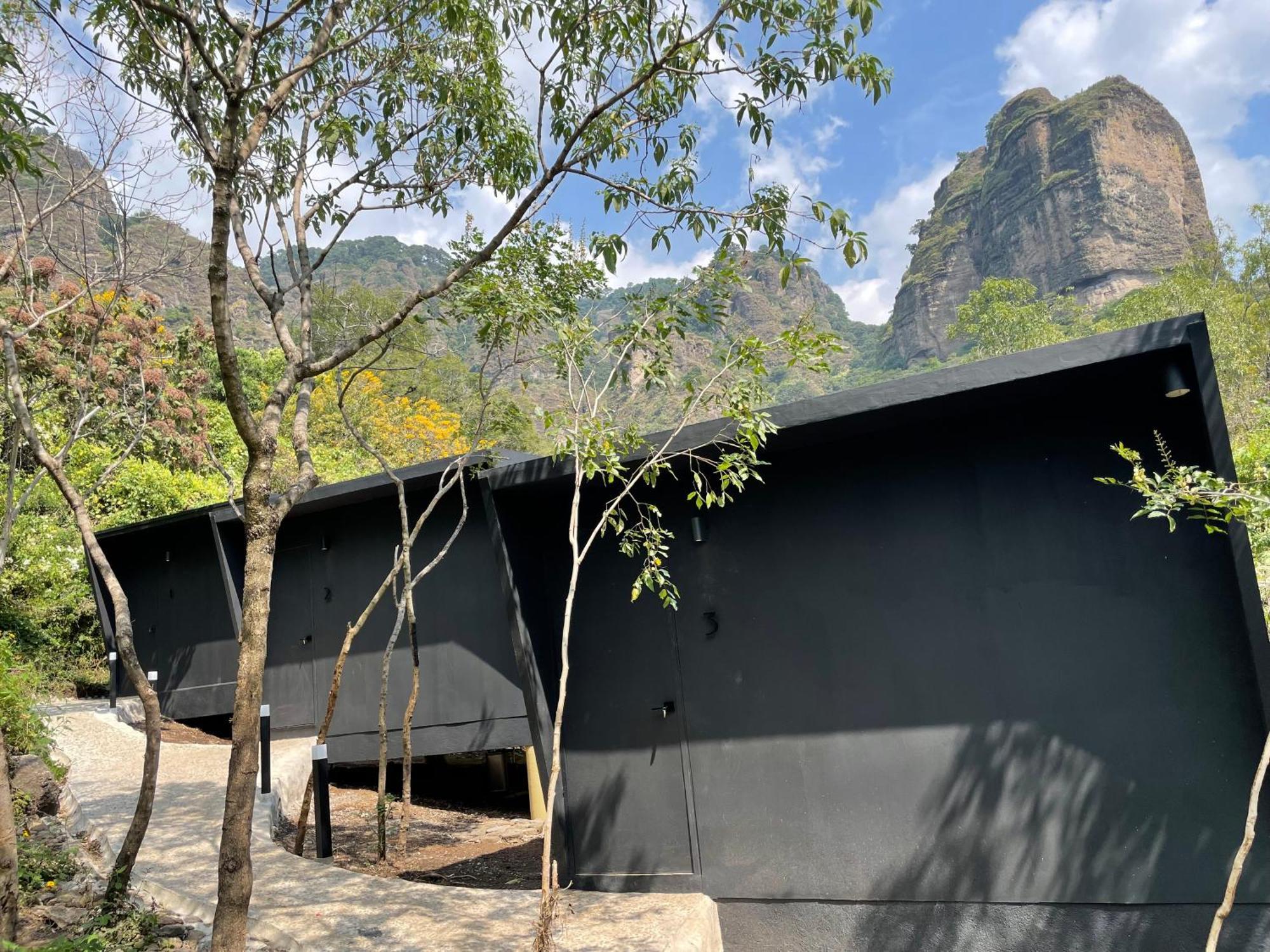 Bajo La Montana Hotel Tepoztlan Bagian luar foto